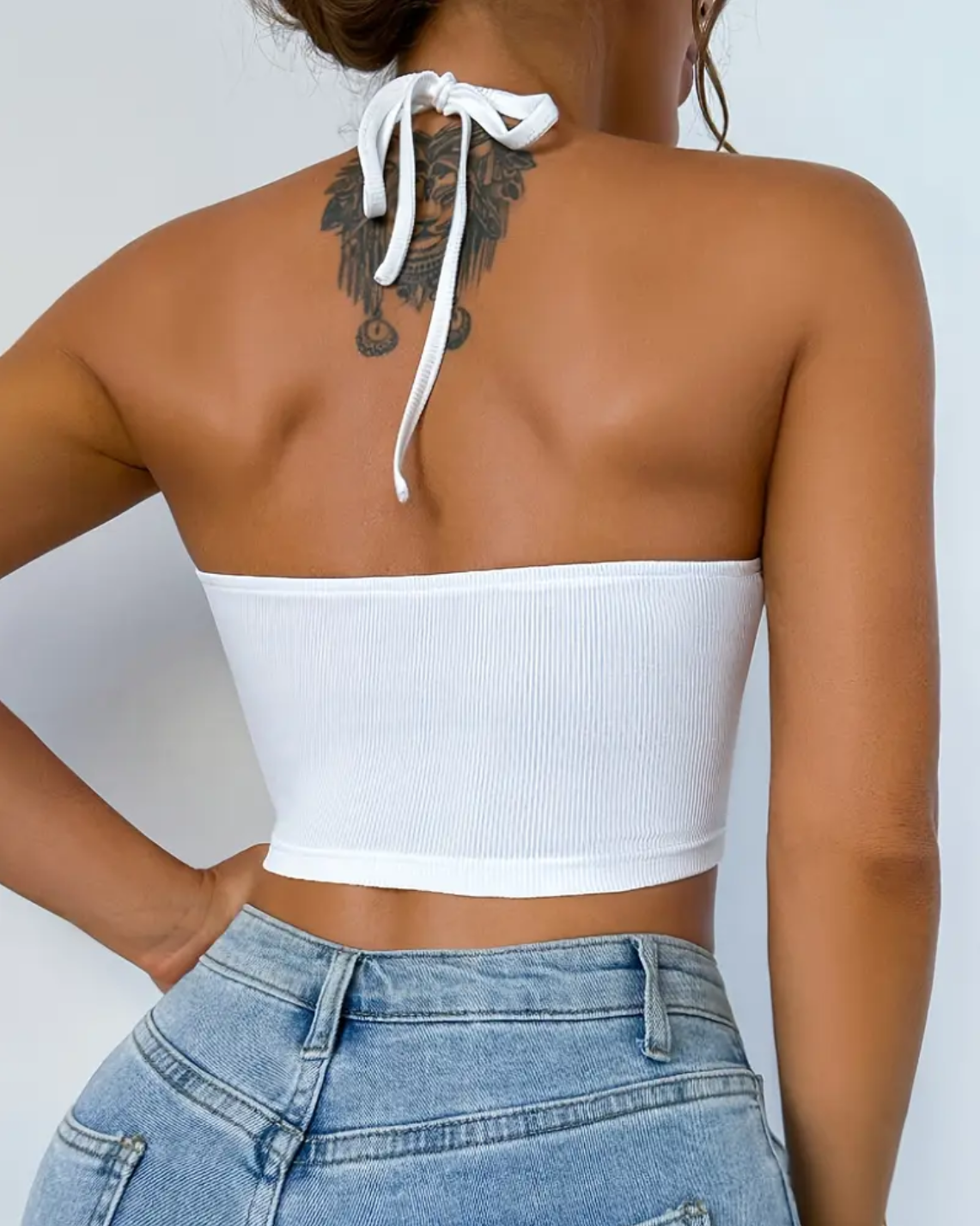 Top Cut-Out con Dettagli a Contrasto – Bianco & Nero
