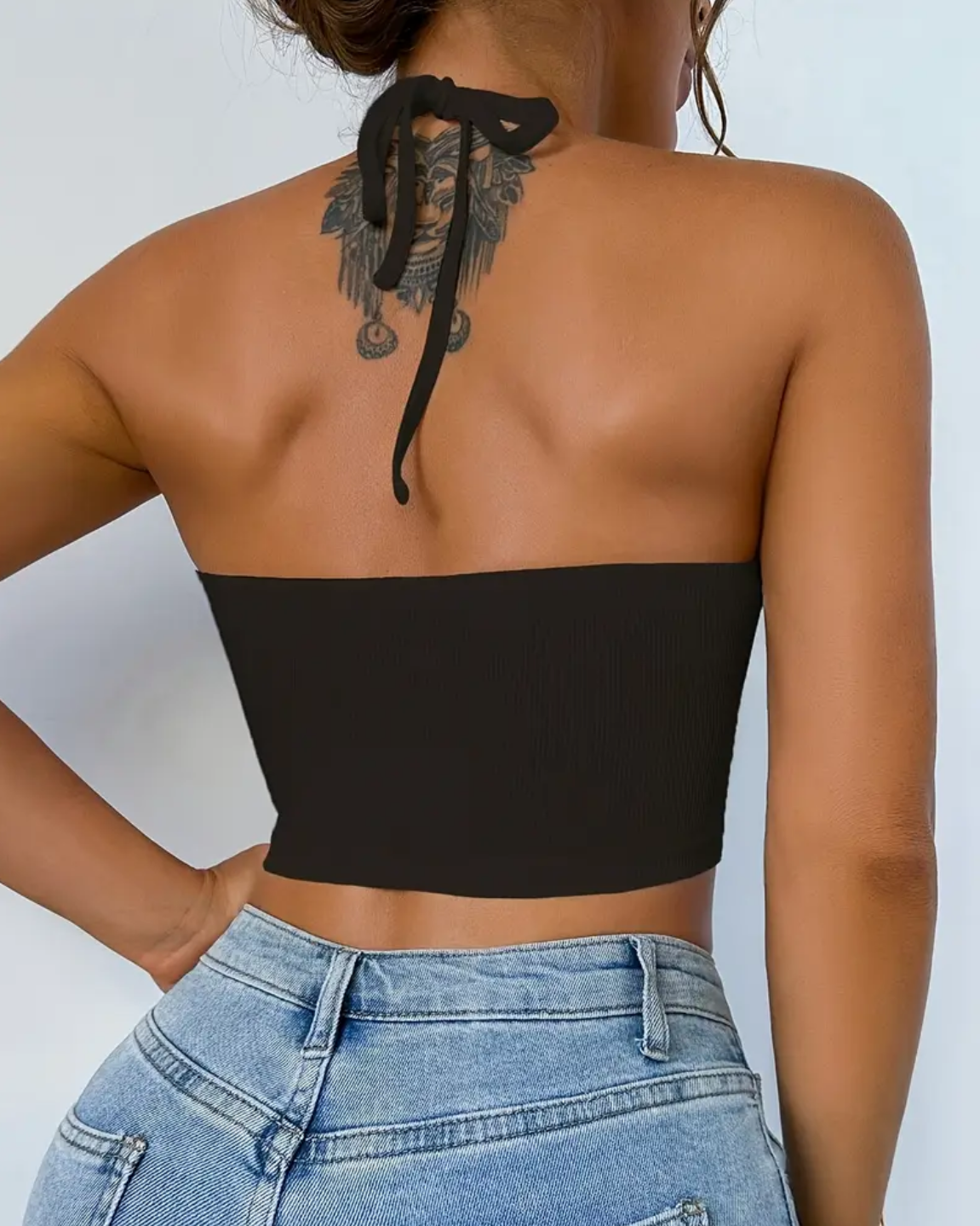 Top Cut-Out con Dettagli a Contrasto – Bianco & Nero