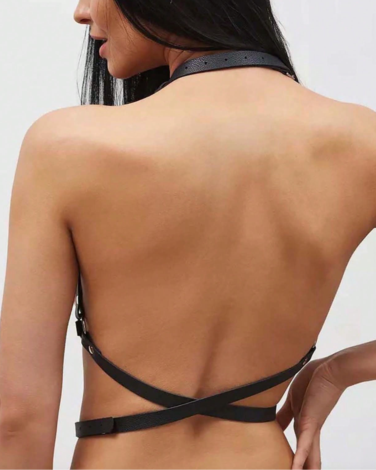 Night Straps – Il dettaglio che domina lo sguardo
