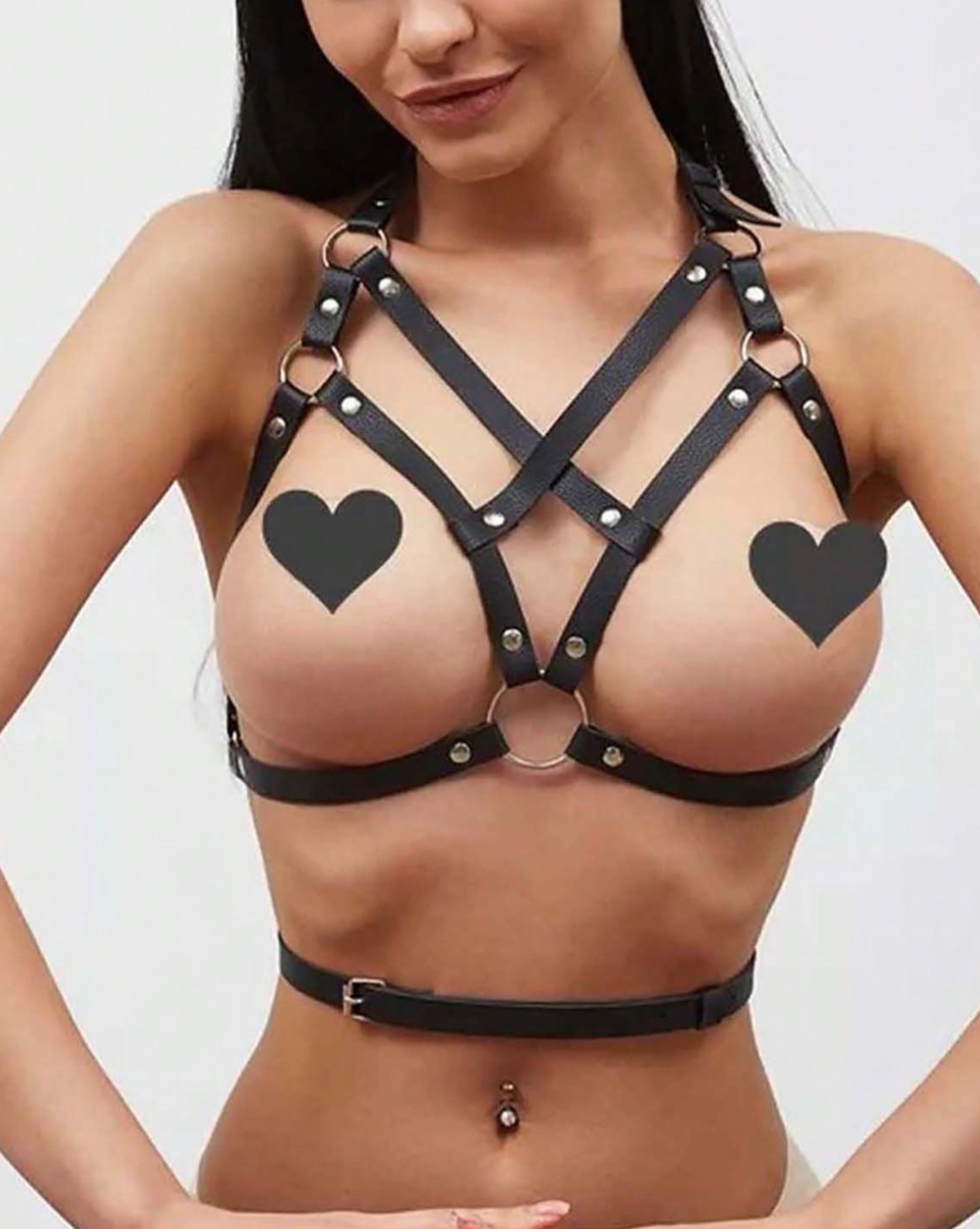 Night Straps – Il dettaglio che domina lo sguardo